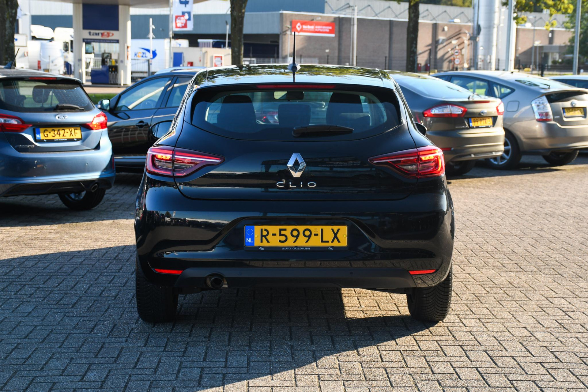 40716348-8.jpg