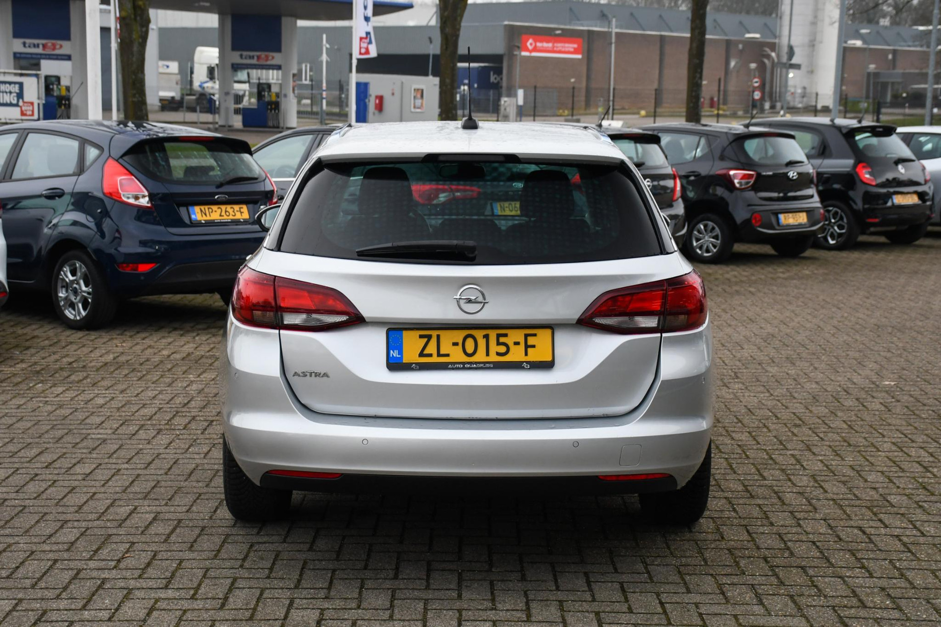 43165040-8.jpg