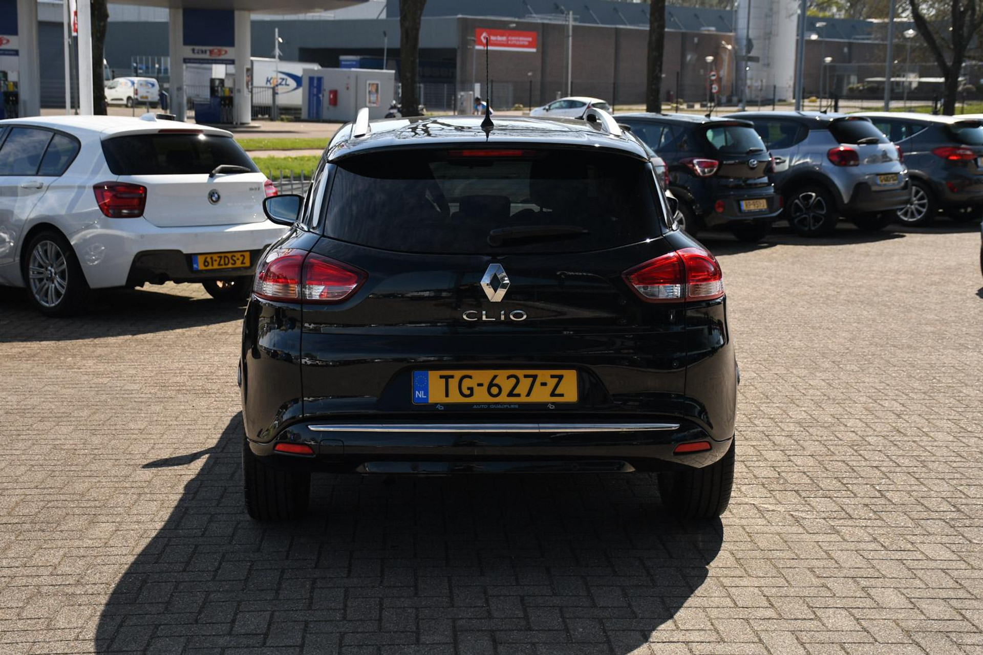 43838136-8.jpg