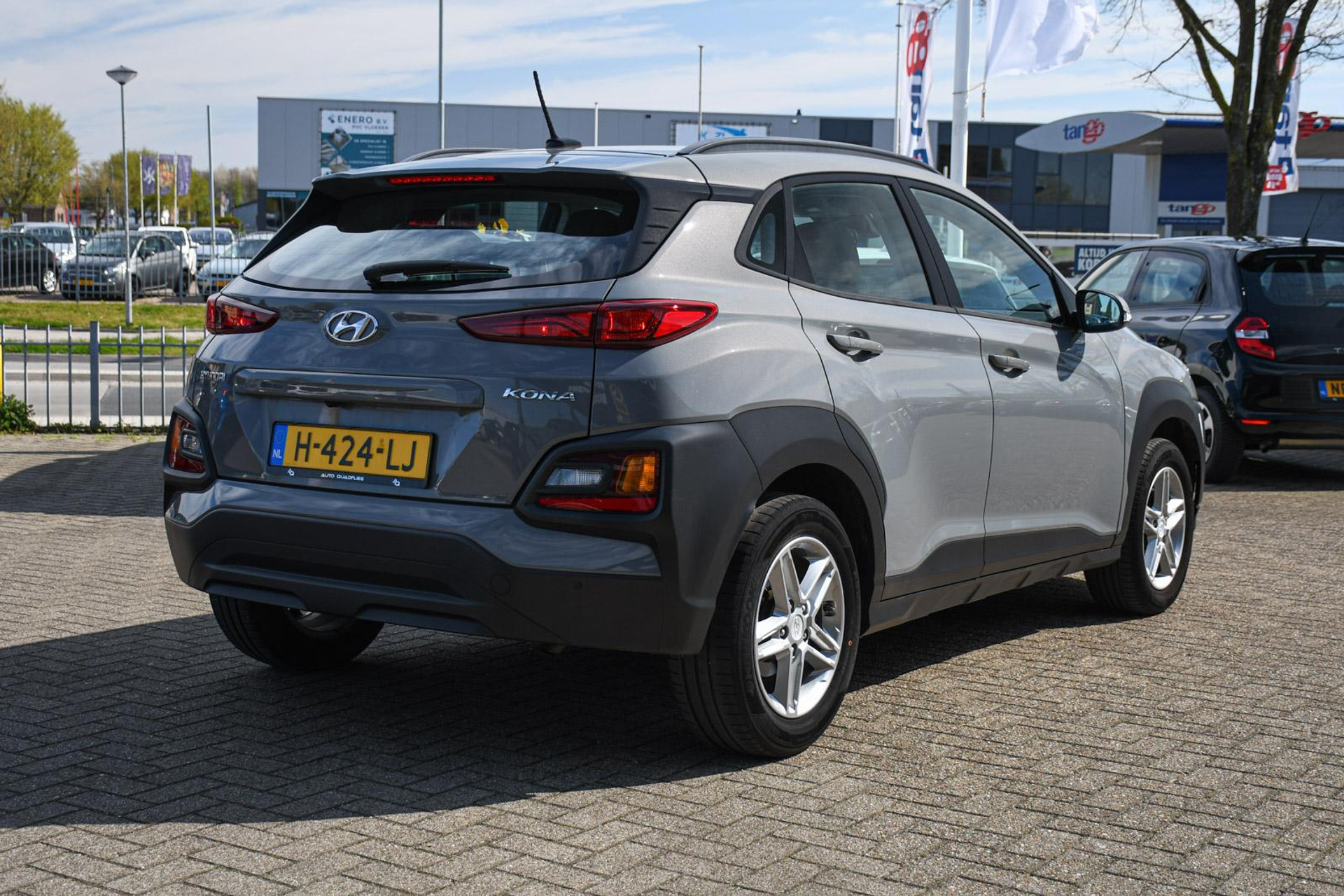 43930440-6.jpg