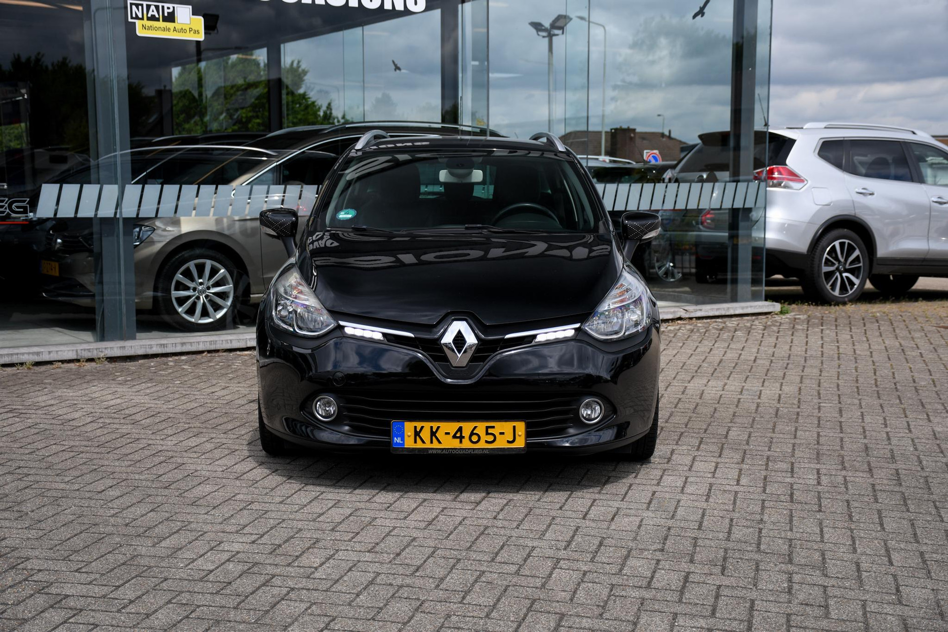 45293180-3.jpg